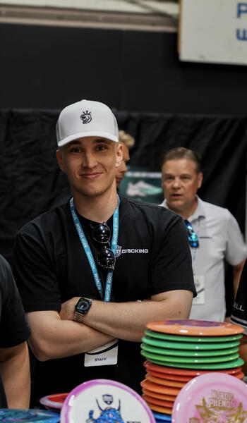 Eemil Matin perustamalla Kiekkokingillä on pyyhkinyt viime aikoina hyvin, ei vähiten taannoisten Suomessa käytyjen frisbeegolfin MM-kisojen ansiosta.