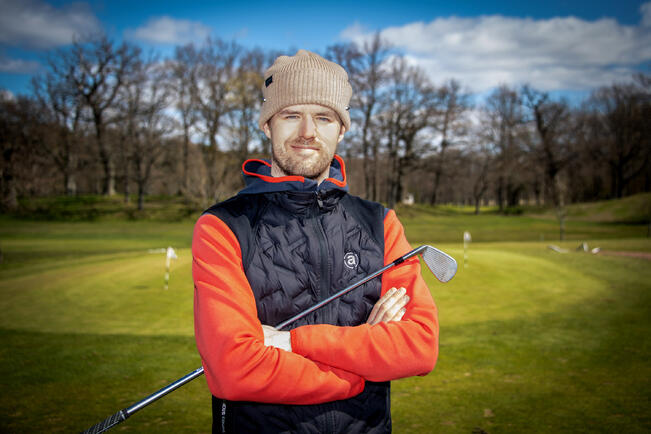 Eemil Alajärvi lopetti oman ammattilaisuransa viime vuonna, mutta aika kuluu edelleen tiiviisti golfkentän liepeillä.