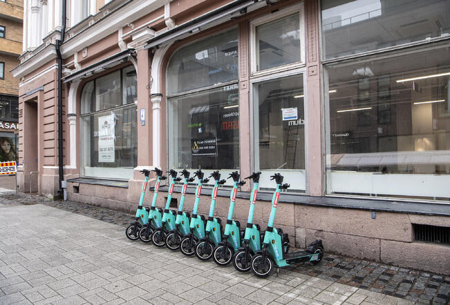 Asuinkiinteistöjen kivijalkojen liikehuoneistoja on jäänyt paljon tyhjilleen.