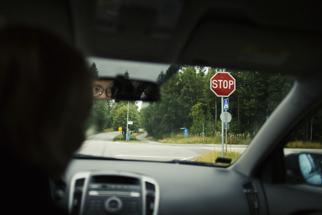 Stop-merkki velvoittaa pysäyttämään ja väistämään risteyksen muuta liikennettä. 
