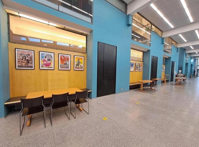 Raision Kirjastotalon Aulagalleria.