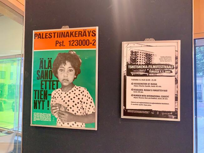 Näyttelyssä on esillä useita solidaarisuustyöhön liittyviä julisteita,  esimerkiksi Etelä-Afrikan apartheidin vastaiseen kamppailuun, Etiopian nälänhätään sekä Palestiina-solidaarisuustoimintaan liittyen.