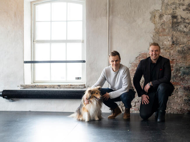 Louhoksen perustajaosakkaat Petteri Poukka, Iiro Junnila ja Seppo-koira.