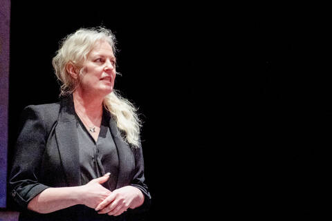 Keskustelua teatterin yleisölämpiössä johdattaa kaupunginteatterin teatterinjohtaja Satu Rasila.