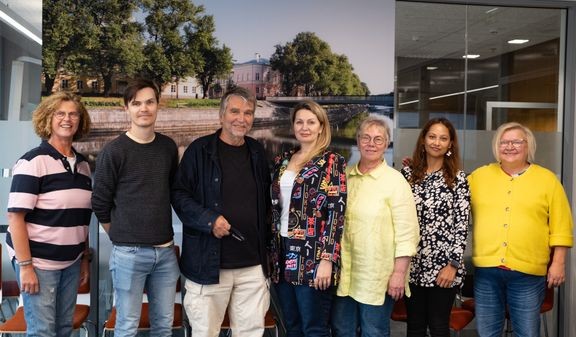 Tutkimusryhmän jäseniä: kehityspäällikkö Sanna Hinkka-Yli-Salomäki (vas.), datamanageri Riku Hägg, professori Andre Sourander, professori Olga Osokina, kehityspäällikkö Terja Ristkari, tutkijatohtori Sanju Silwal ja yliopisto-opettaja Tarja Korpilahti-Leino.
