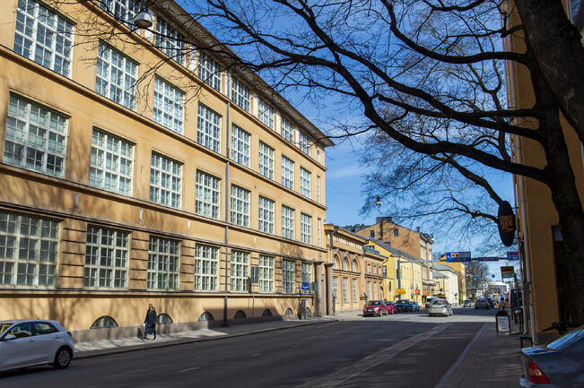 Antikvaaristen kirjamessujen pitopaikka on Taiteen talon kellari.