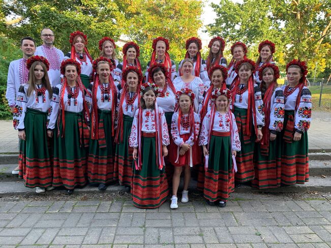 Spivotsa Mrija laulaa perinteisissä ukrainalaisissa kansanpuvuissa. 
