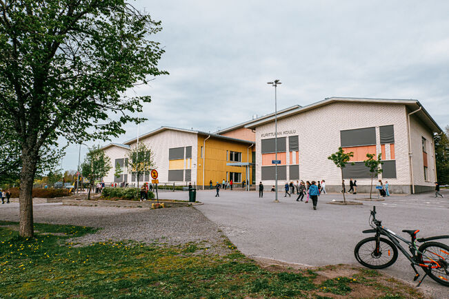 Esityksen mukaan kahden lopetettavan koulun oppilaat siirtyisivät Kurittulan kouluun.