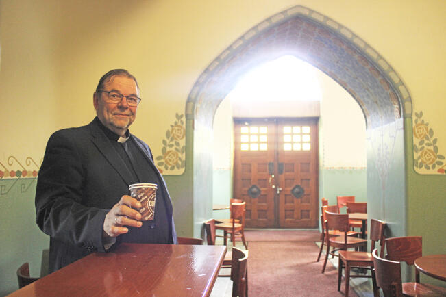 Kirkkoherra Lehikoiselle Mikaelinkirkko on äärettömän rakas kirkko, ja hän iloitsee, että se voi tarjota myös kahvilatilat, vaikka hän toivoisi niiden olevan vieläkin isommat.