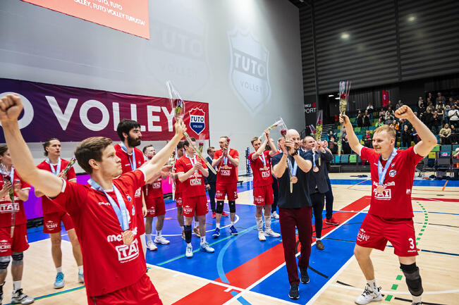 Viime kausi päättyi pronssijuhliin. Uuteen kauteen Tuto Volley lähtee uudessa valmennuksessa ja vahvasti uusiutuneella joukkueella.