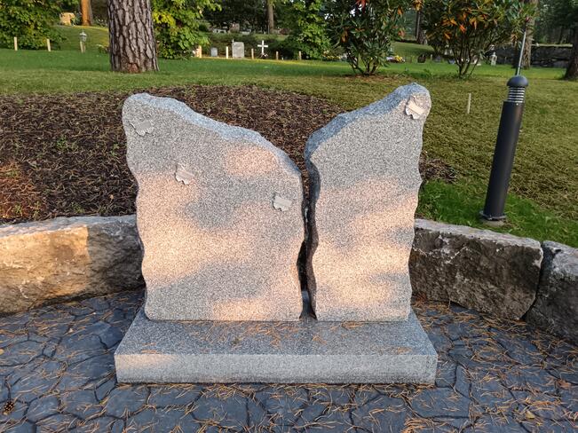 Lasten muistolehdon kivi. 
