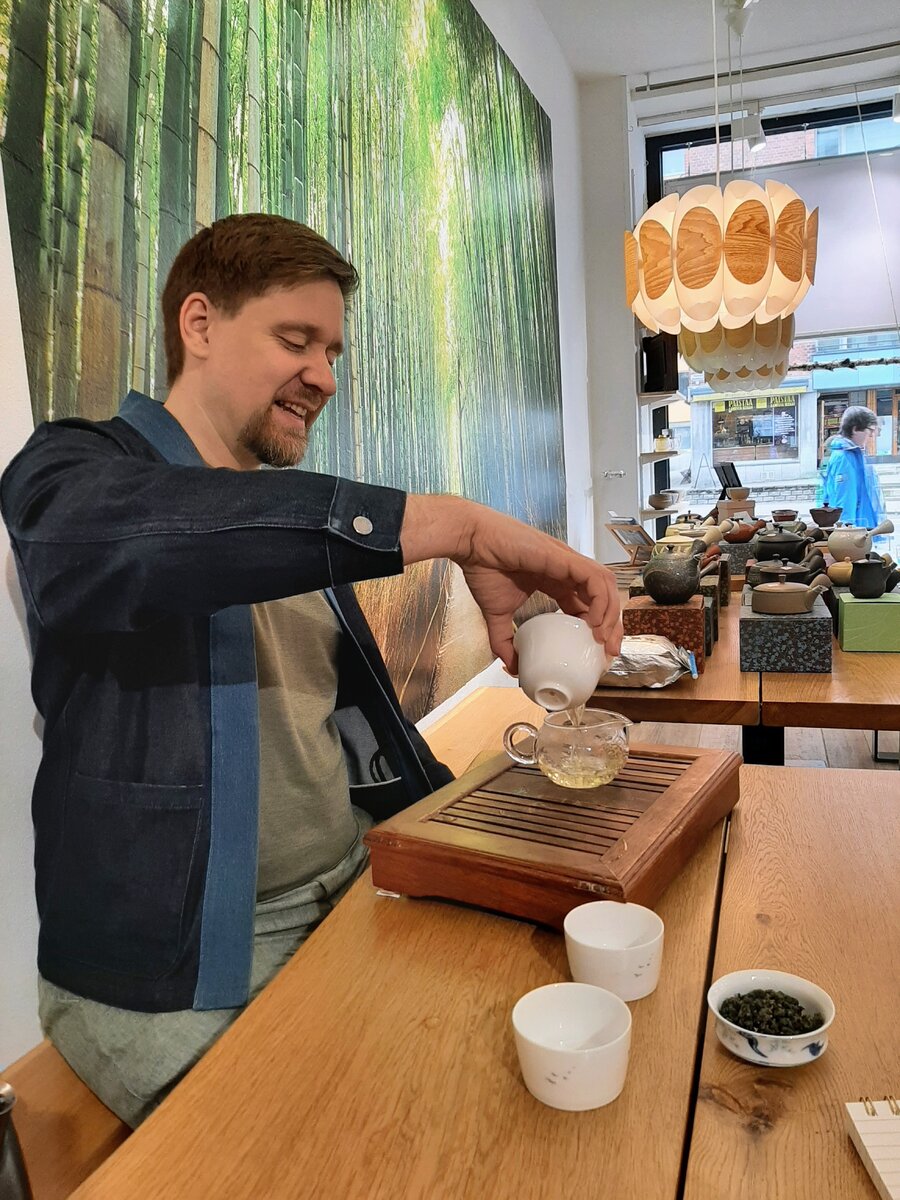 Teepolun Matti Kalliokorpi tarjoilee taiwanilaista oolongteetä.