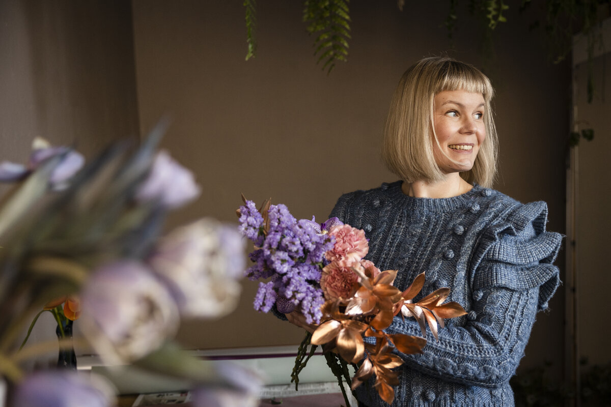 - Blomma on Turun parhaiten säilynyt kukkasalaisuus. Tänne täytyy vain löytää, sanoo Blomman perustaja Kristiina Suo-Kustaa. Blomma toimittaa kuiva-, leikko- ja ruukkukukkia myös eri kuljetusyhtiöiden kautta.