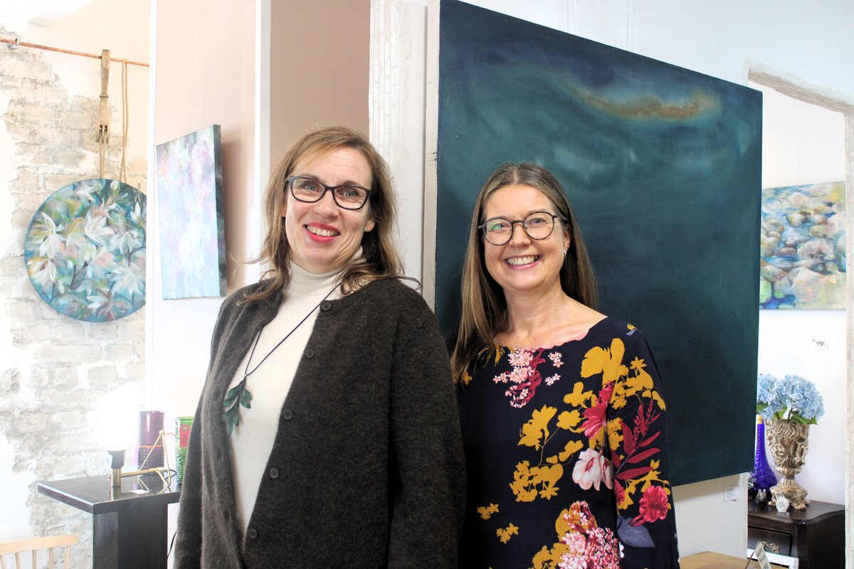 Tarja Uschanow (vas.) ja Satu Edelmann ovat ystäviä vuosien takaa, ja heitä yhdistää intohimo toteuttaa omaperäistä ja hieman erilaista galleriapuotia Turkuun, jossa taiteilija voi esille tuoda yhden teoksen tai vuokrata kokonaisen huoneen tai useammankin näyttelyään varten.