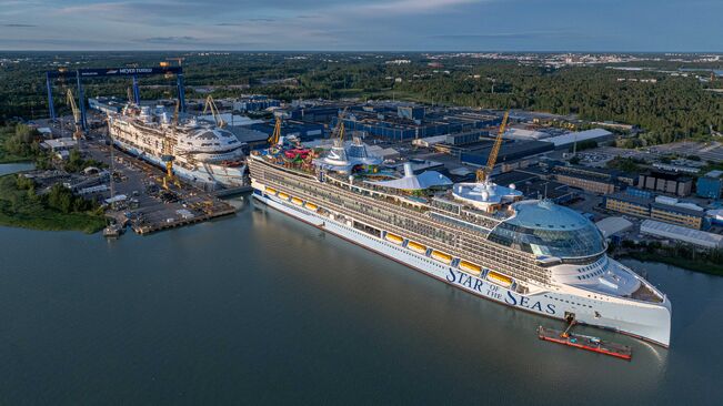 Star of the Seas ja Legend of the Seas rakenteilla Meyer Turun telakalla. 