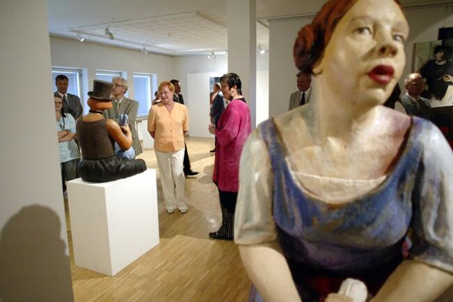 Presidentti Tarja Halonen puolisoineen vieraili Raision museo Harkossa taiteilija Kerttu Horilan Elämää ja sirkushuveja -näyttelyssä 2005.