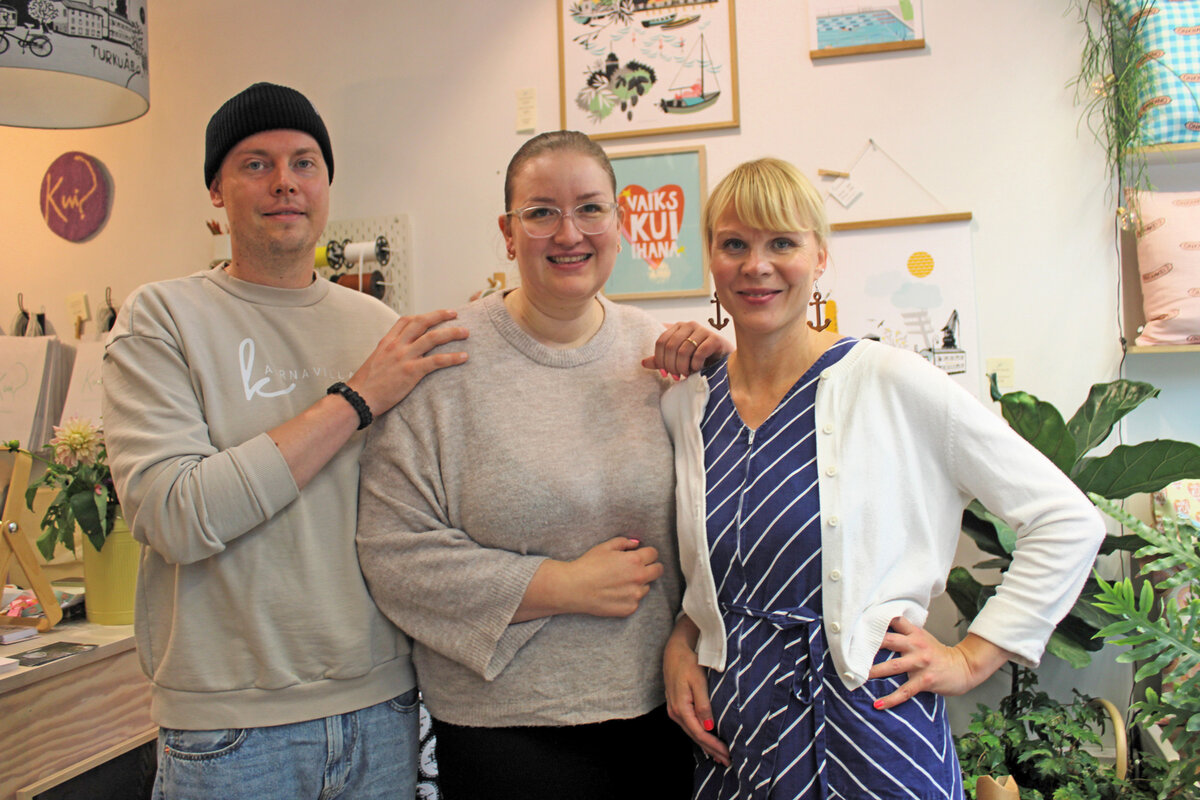 Kaarnavillan yrittäjät Jesse Koskela ja Päivi Pihlajamäki sekä Kui Designin Anna Hormio iloitsevat Kui Designin kivijalkakaupassa.