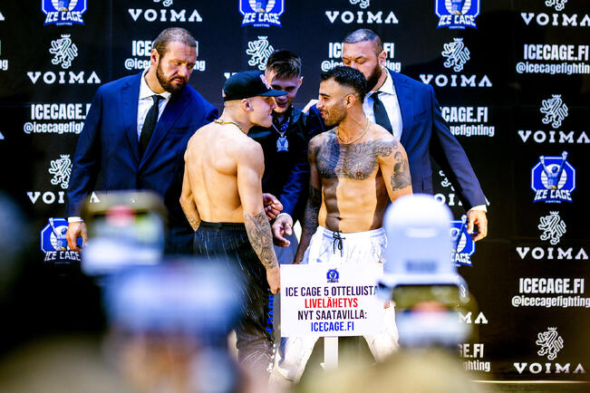 Theo Kolehmainen (vas.) otteli Makwan Amirkhania vastaan Turussa syyskuun alussa.  