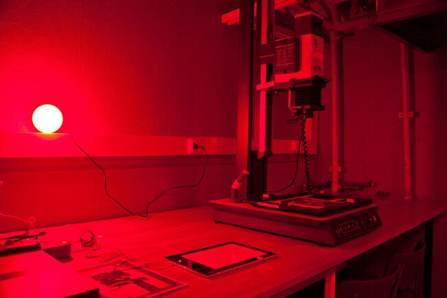 Analoginen mustavalkopimiö, joka tarjoaa tilan valokuvan perinteiselle tuotannolle.