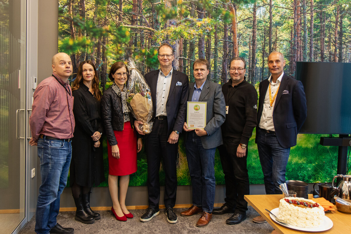 Lämpö-yksikön johtaja Juho Perkonoja Turku Energiasta (vas.), vaikuttamispäällikkö Krista Ahonen Turun kauppakamarista, toimitusjohtaja Kaisa Leiwo Turun kauppakamarista, toimitusjohtaja Ralf Sohlström Aurajoki Oy:stä, HSEQ-päällikkö Mikko Kuikkaniemi Aurajoki Oy:stä, toimitusjohtaja Timo Honkanen Turku Energiasta ja myyntijohtaja Harri Salo Turku Energiasta. 
