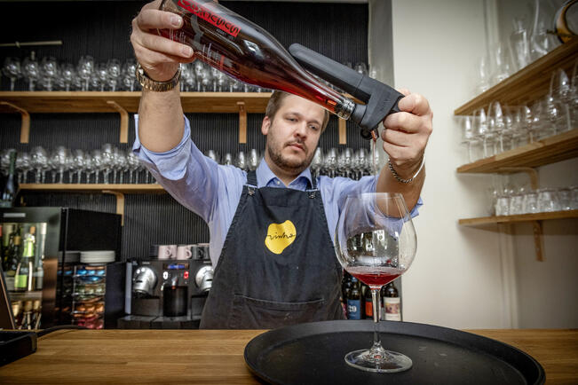 Pietari Paakkola tarjoilee viiniä Vinhossa. 