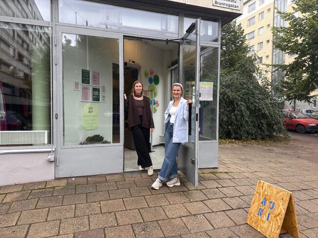 Emmi (vas.) ja Saara Tuomola ovat nauttineet kirpputoriyrittäjyyden tarjoamasta vapaudesta. - Meille voi soittaa etukäteen ja kysyä, olenko paikalla auttamassa käsityöjutuissa, Emmi kertoo.