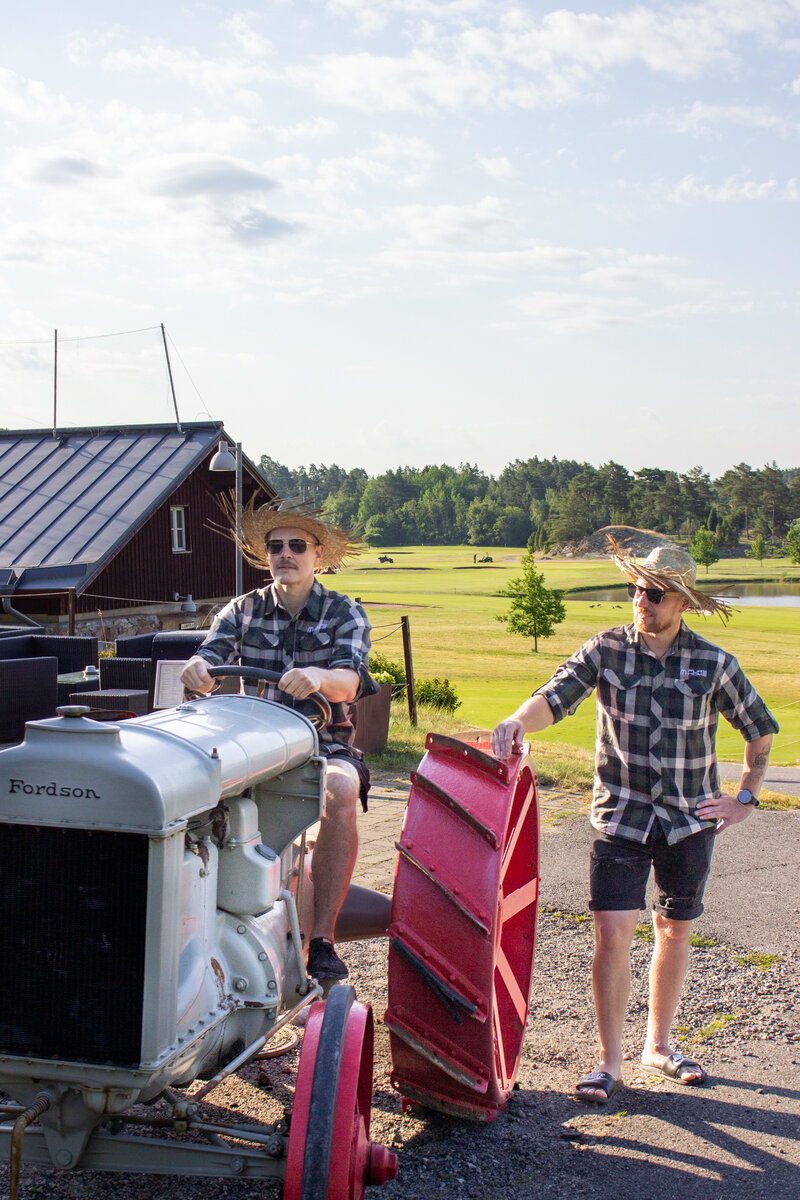  Jari Petäjämäki (vas.) ja Niklas Samppa uskovat olkirakentamisen tulevaisuuteen, ja raaka-aineitta löytyisi myös Suomen pelloilta. 