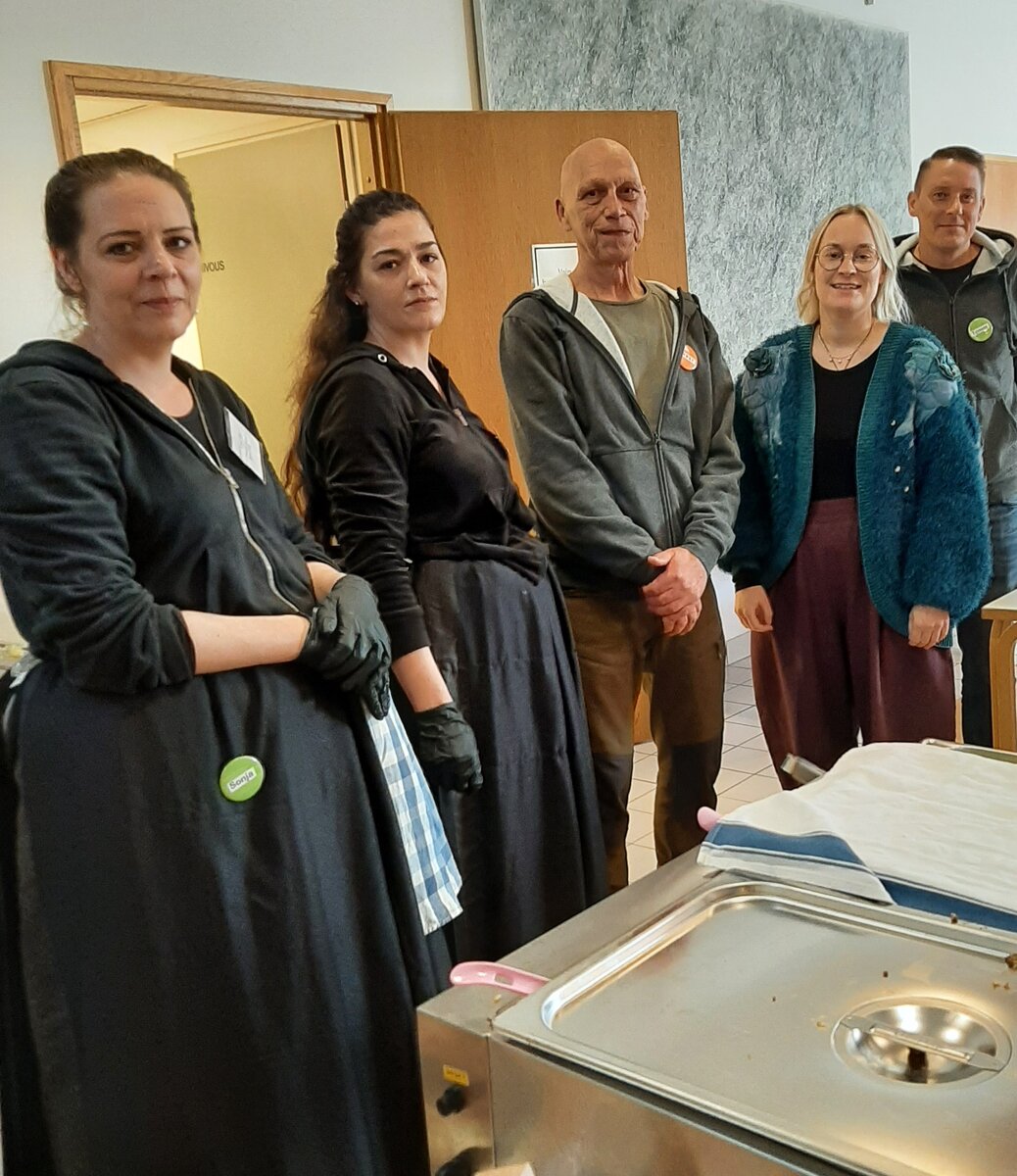 Työn sankarit Sonja Ek (vas.), Sabina Lindeman, Jyrki Rannikko, Niina Torikka ja Tommi Perälä hengähtävät hetken ruoan jakamisen jälkeen.