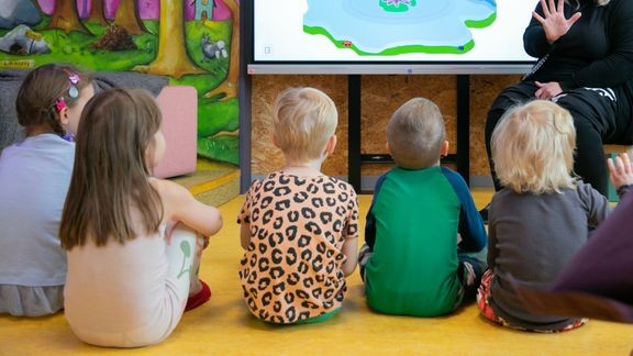 Tutkimukseen osallistuneiden lasten kielenkehitystä seurattiin kyselylomakkein ja havainnoimalla 14 kuukauden, 30 kuukauden ja viiden vuoden iässä. Tutkimuksessa oli mukana 1281 lasta, mikä on kielenkehityksen tutkimuksessa poikkeuksellisen suuri otos.  

