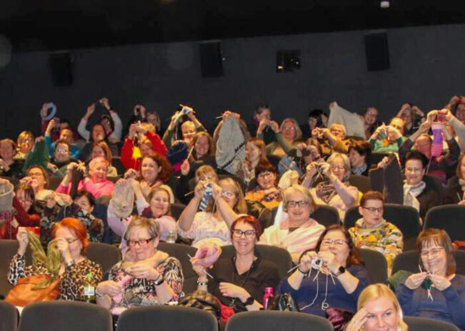 Käsityökinossa salin valoja ei sammuteta kokonaan, vaan elokuvan aikana on mahdollista tehdä käsitöitä. 