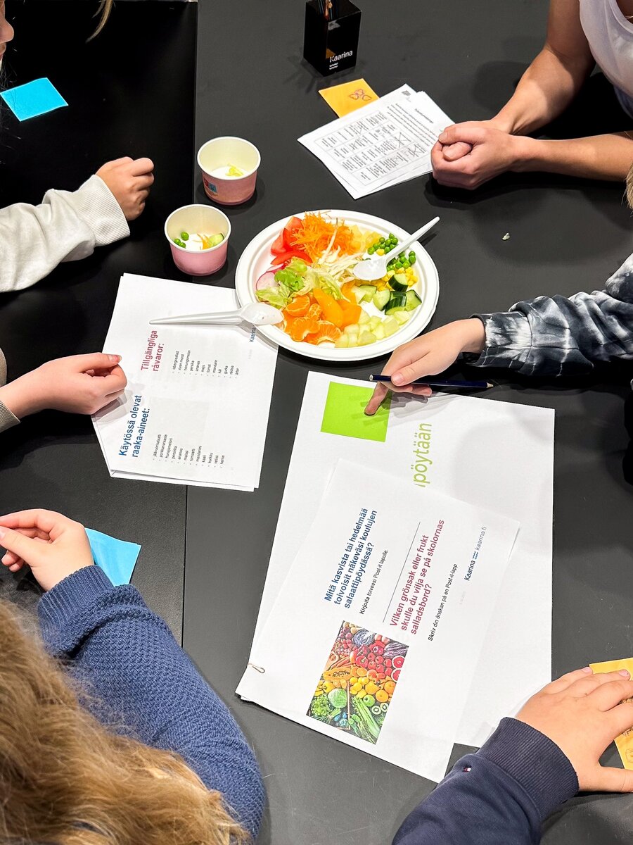 Oppilaskuntapäivään kuului Kaarinan kaupungin palvelujen pohtimisen lisäksi kouluruuan kehittäminen omalla salaattireseptillä. 