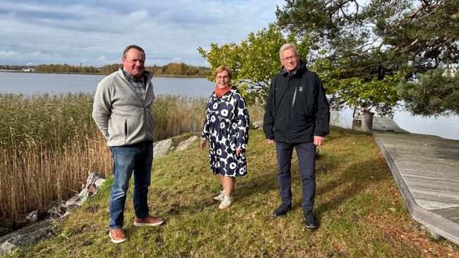 BSAG:n Ilkka Herlin ja Turun Seudun Osuuspankin Irma Hyvärinen ja Petteri Rinne. 