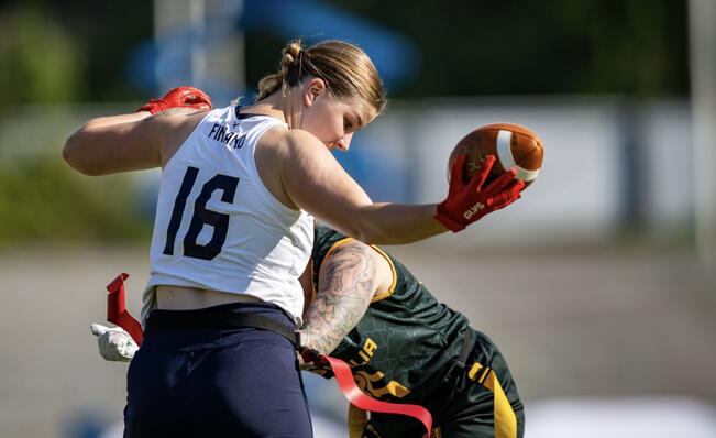 Tiia Jansen väistää liputuksen, eli lippupallossa käytetyn taklauksen. Nopeus ja räjähtävyys on keskeinen osa lajia.