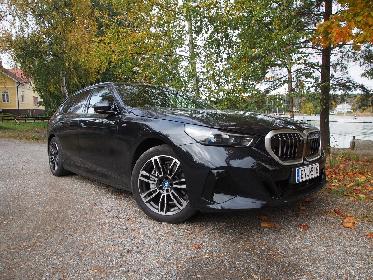 BMW i5 Touring on messevä täyssähköinen farmariauto.