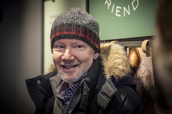 Juba Tuomolan (kuvassa), Ilkka Heilän ja muiden tunnettujen strippisarjakuvien tekijöiden lisäksi Suomessa on suuri joukko sarjakuvataiteilijoita, joiden työ kerää netissä suuren lukijakunnan.