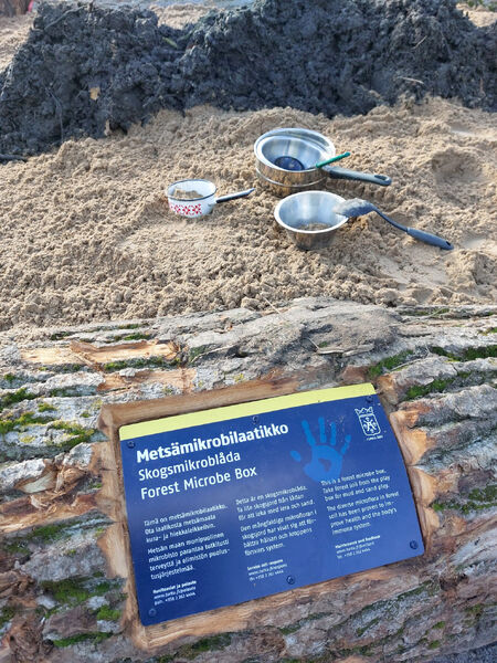 Metsämikrobilaatikon opaskyltti.