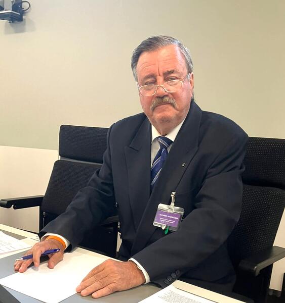 Matti Vikström pukeutuu lautamiehenä hyvin, kuuntelee tarkasti ja kirjaa muistiinpanot.