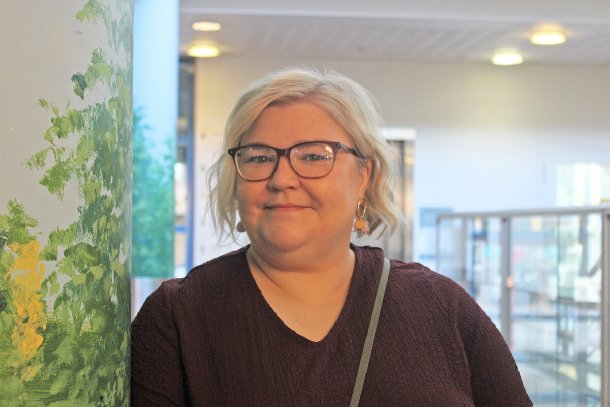 Ruusukorttelin koordinaattori Hanna-Kaisa Rupponen kehottaa poikkeamaan matalalla kynnyksellä kaikkia yli 65-vuotiaita tutustumaan Ruusukorttelin ja Lehmusvalkaman hyvinvointikeskuksiin.