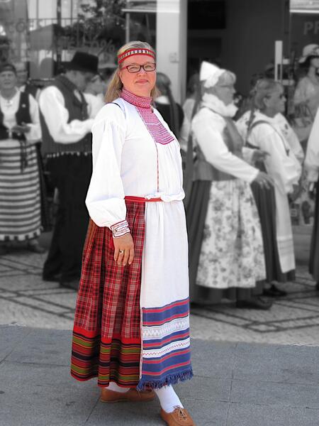 Satu Helmi on Sampan kansantanssiryhmän puheenjohtaja ja ohjaaja. 