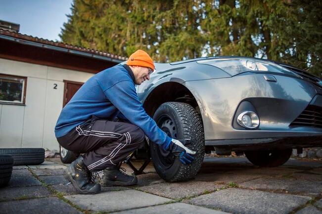 Autoilija on vastuussa siitä, että autossa on keliin sopivat renkaat.
