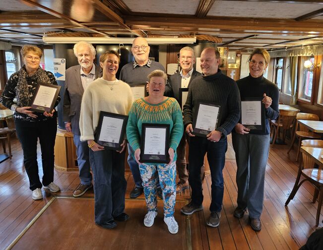 Sinikka Mäkelä (Rymättylä, takana vas.), Pentti-Oskari Kangas (Positiivareiden tuomariston puheenjohtaja), Hannu Hurme (Kaarina), Heikki Tursas (Raisio). 
Eeva Torniainen (Turku, wedessä vas.), Mimosa Leino (Naantali), Timo Ketonen (Positiivisin ympäristöteko), Ulla Varjus (Vastaanotti postuumisti myönnetyn Vaakku Varjuksen elämäntyön palkinnon). Kuvasta puuttuu Turun positiivisin ulkopaikkakuntalainen Niina Lahtinen.
