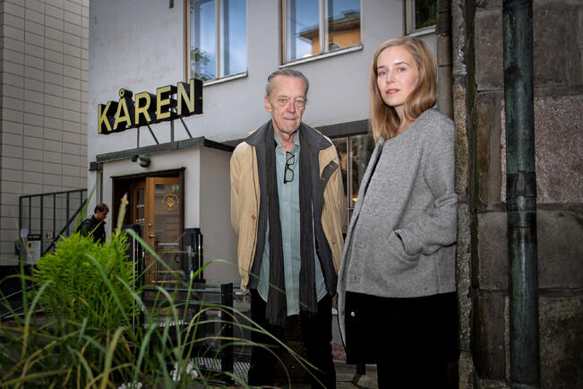 Moko ja Anna ovat isä ja tytär ja esiintyvät konsertissa. Vaakku oli Annan kummisetä.