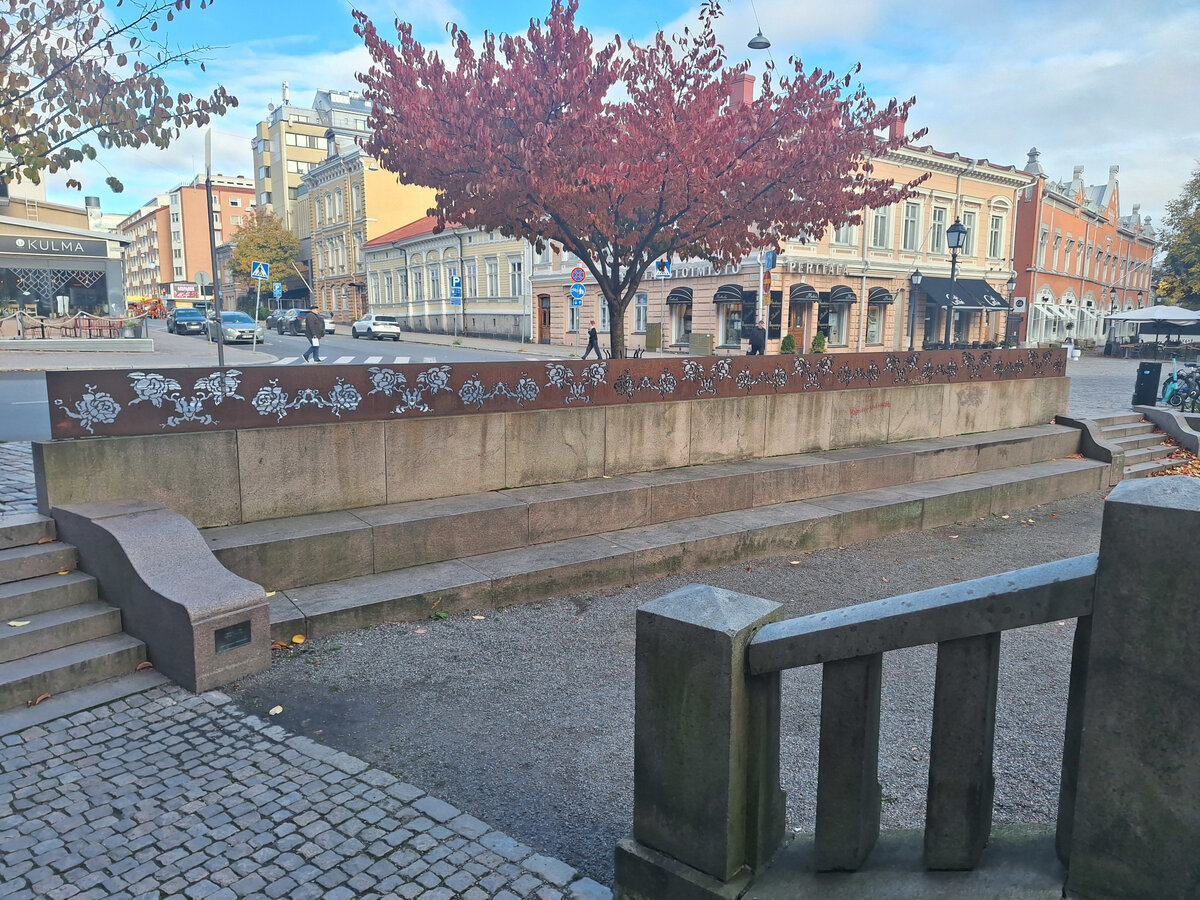 Corden-teräs on nähtävillä myös toisella puolella Aurajokea. Ajan virta on myös tehty siitä.