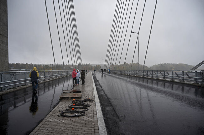 Torstaina 6. marraskuuta noin kello 9 myös Paraisten suuntaan menevä kaista otetaan käyttöön, ja vanha silta jää pois käytöstä.