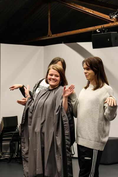 Näyttelijät Minja Hannuksela ja Jonni Anttila harjoituksissa. 