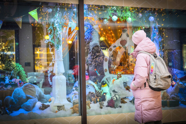 Satuikkuna on esillä loppiaiseen asti. Kuva on vuodelta 2022.