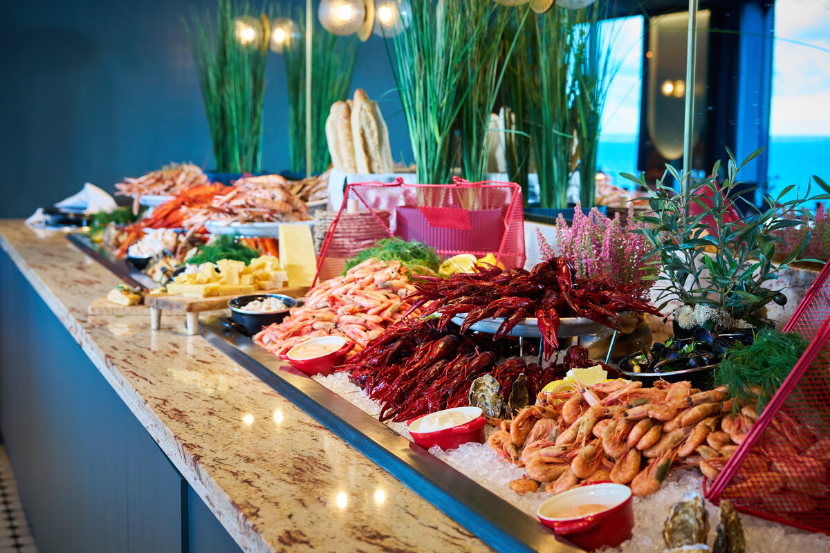 Tarjolla on muun muassa hummeria, taskuravun saksia, merirapua, sinisimpukoita ja käsin kuorituista katkaravuista tehtyä skagenia.