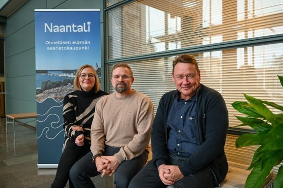 Naantalin kaupunginhallituksen puheenjohtajisto Reetta Tanila-J&#228;rvinen (vas.), Toni Forsblom (pj.) ja Kimmo Aho.  
