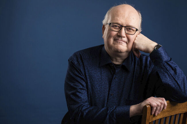 Turun yliopiston kulttuurihistorian professori Hannu Salmi on Frans Leijonin veljen pojanpoika. 