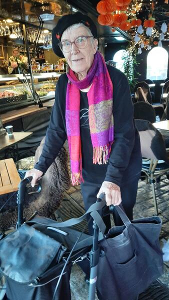 Pirkko Leinolle Turun kauppatori on paikka kahvitteluille, tapaamisille ja vilkkaan kaupunkielämän seuraamiselle.